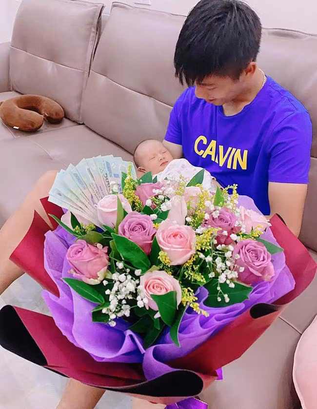 Van Duc choi lon, tang tui hieu ba xa giong het IU-Hinh-5