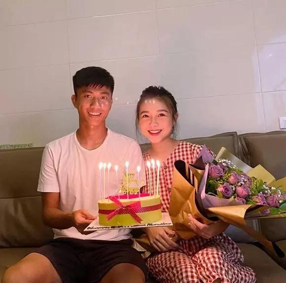 Van Duc choi lon, tang tui hieu ba xa giong het IU-Hinh-3