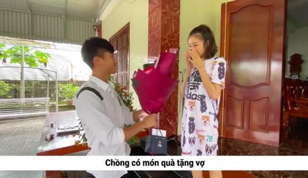 Van Duc choi lon, tang tui hieu ba xa giong het IU-Hinh-6