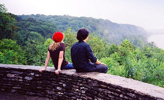 Co nen cam chong co tinh ban voi nguoi khac gioi khong?