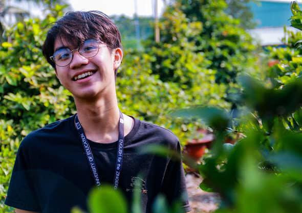 Nam sinh thủ khoa lên tiếng về bài văn 10 trang phân tích đoạn thơ Sóng Nam sinh thu khoa len tieng ve bai van 10 trang phan tich doan tho Song