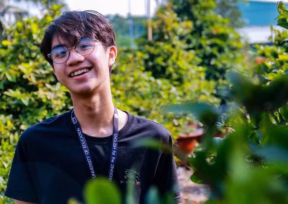 Nam sinh thu khoa len tieng ve bai van 10 trang phan tich doan tho Song