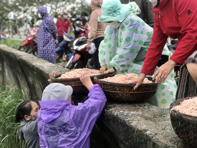 Ngu dan Da Nang kiem tien trieu moi ngay nho mon qua tu bien ca-Hinh-3