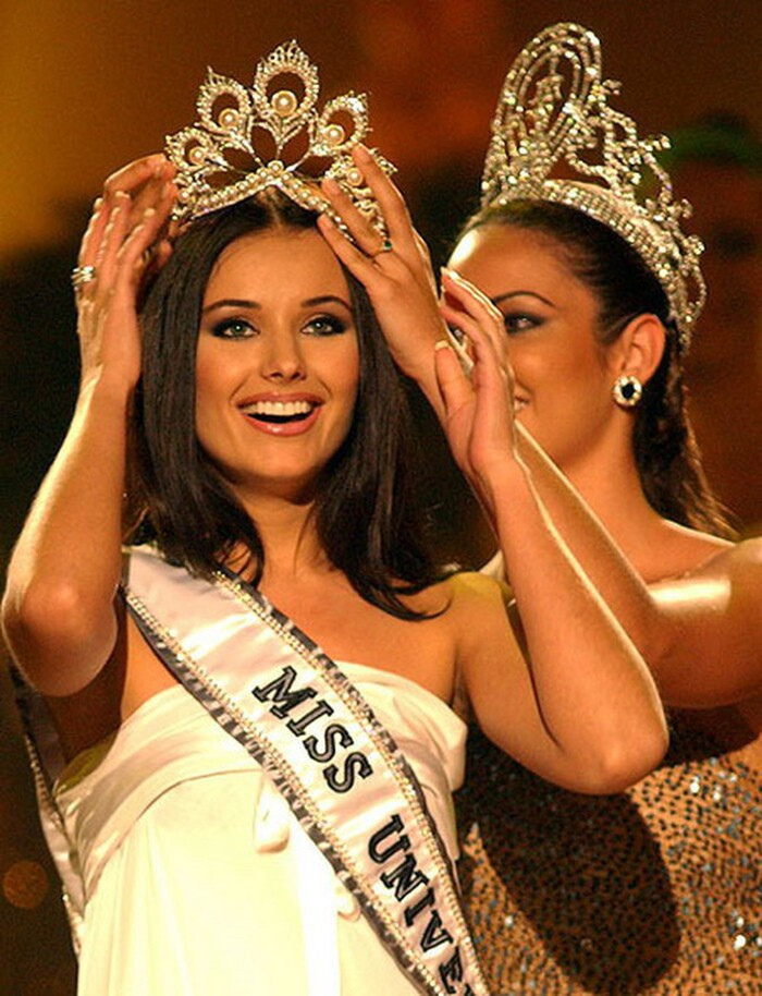 Năm 2002, Oxana Fedorova đăng quang Miss Universe trong sự thuyết phục tuyệt đối. Cô dường như không có đối thủ khi đạt số điểm cao nhất lịch sử Miss Universe ở phần thi áo tắm: 9,88 điểm. Ngoài danh hiệu đã có, Fedorova còn được chuyên trang Global Beauties công nhận danh hiệu The Most Beautiful Miss Universe (Hoa hậu Hoàn vũ đẹp nhất lịch sử).