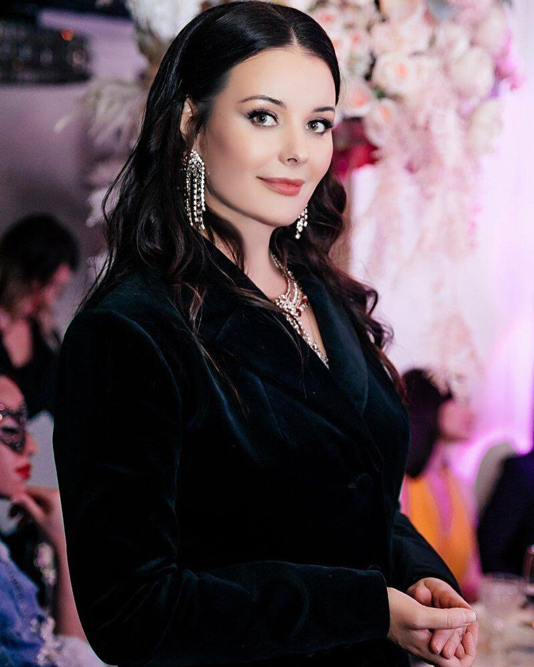 Sau 19 năm, Fedorova vẫn được các chuyên trang hoa hậu đưa tin và nhắc đến như một biểu tượng nhan sắc. Hiện tại, cựu hoa hậu người Nga đã 44 tuổi, gương mặt vẫn rực rỡ và sang trọng. Cô luôn tỏa sáng ở những nơi mình xuất hiện.