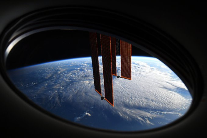 Quang canh tu cua so phong ngu cua phi hanh gia