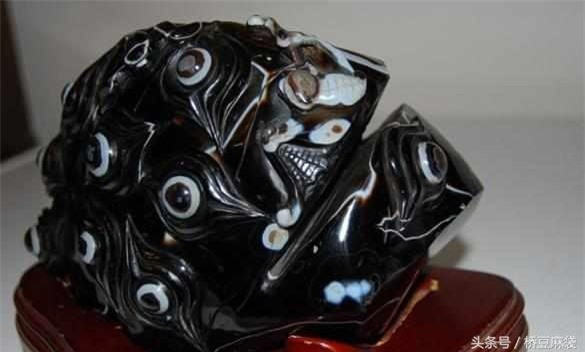 Nhóm thanh niên đi câu cá thì phát hiện "nhiều con mắt nhìn chằm chằm" Nhom thanh nien di cau ca thi phat hien