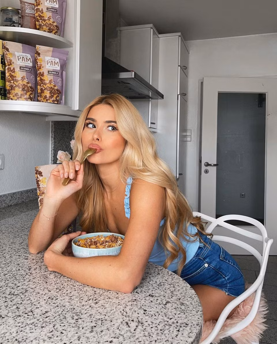 br/> Cô gái sinh năm 1996 lớn lên tại Đức. Từ nhỏ, Pamela có niềm đam mê với bộ môn nhảy, các hoạt động thể thao hay ngoại khóa. Đến năm 16 tuổi, cô không nhảy nữa và quyết định đến phòng gym cùng các bạn để thử tập. Lúc đó, cơ thể của cô khá gầy gò, bụng không săn chắc, chỉ nặng 45 kg với chiều cao 1,65 m.