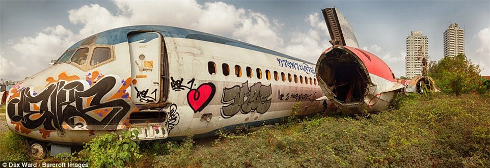 Nhiếp ảnh gia Dax Ward cho biết: "Hai máy bay được cho là đặt ở đó vài năm trước bởi một nhà đầu tư nước ngoài, những người muốn cải tạo chúng thành một quầy bar ngoài trời đặc biệt bằng cách sử dụng thân máy bay như một sân khấu cho các ban nhạc..."