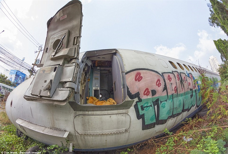 "Tuy nhiên, dự án thất bại và nhà đầu tư bỏ chúng lại đây. Theo tôi được biết, hiện tại chưa có kế hoạch di chuyển chúng đi, mặc dù khu đất này khá tốn kém", nhiếp ảnh gia cho biết thêm.