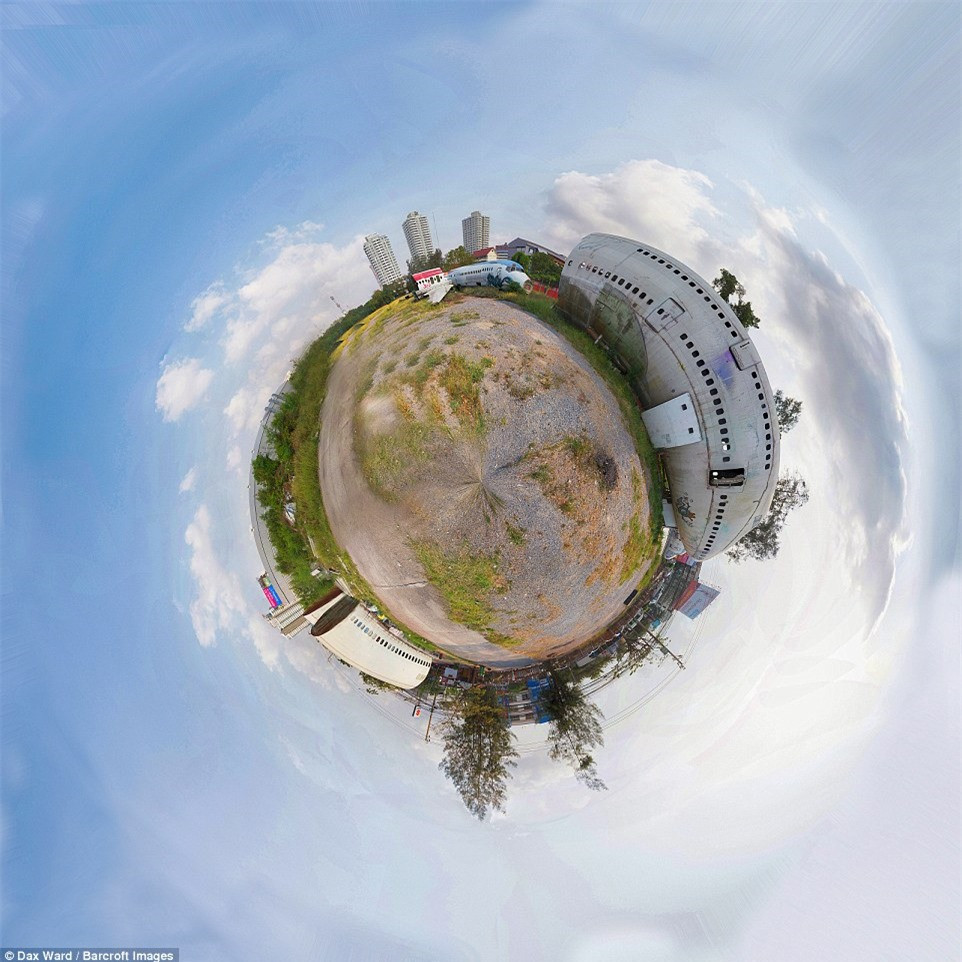 Ward sử dụng kỹ thuật chụp ảnh 360 độ, biến nghĩa địa thành một hành tinh nhỏ của riêng mình. 