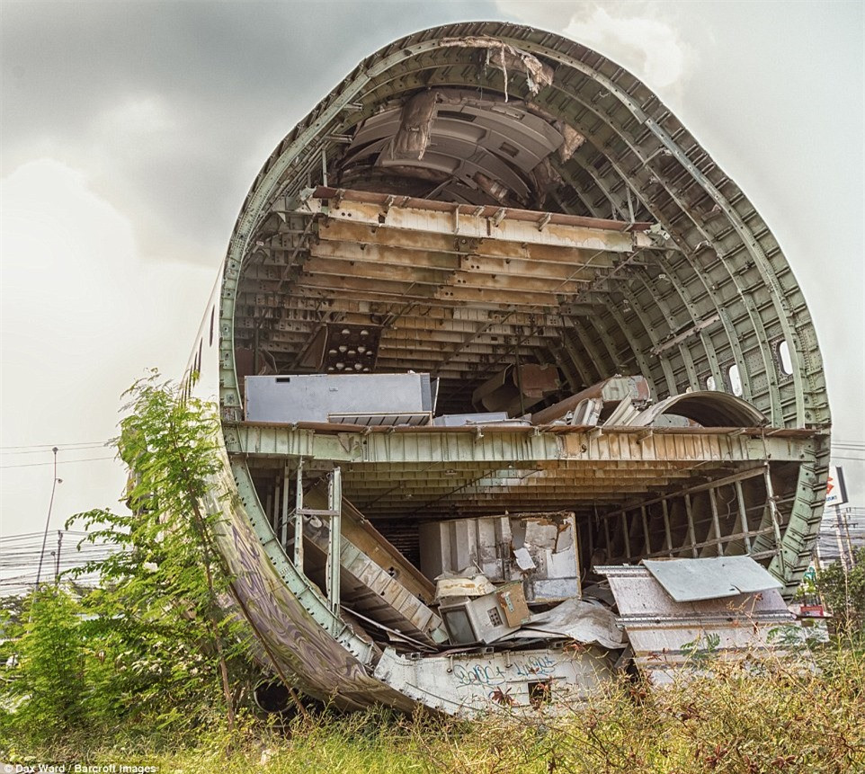 Những hình ảnh rùng rợn này khiến người ta liên tưởng đến một vụ tai nạn máy bay thảm khốc.