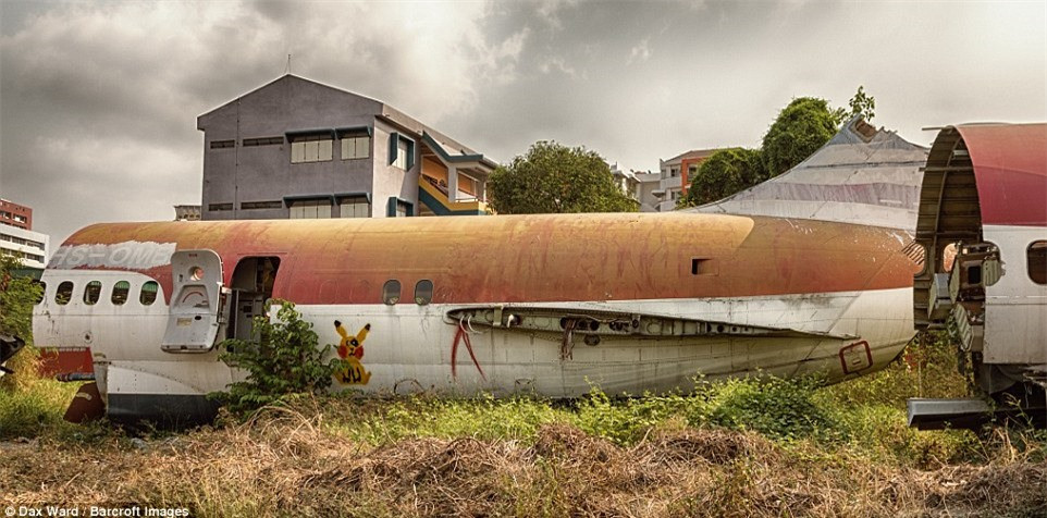 Hai chiếc máy bay được cắt thành nhiều phần, một số đồ nội thất đã được chuyển đi.