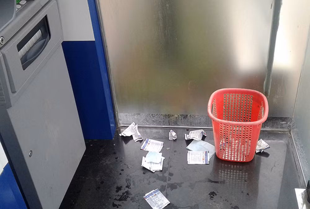 Dung vut bien lai rut tien ATM vi ban co the gap rac roi lon