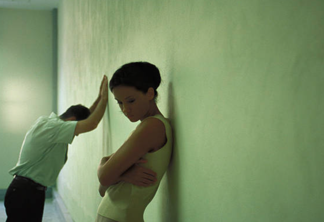 Gop tien mua dieu hoa thi bi ban gai cam sung, dua nguoi khac ve 