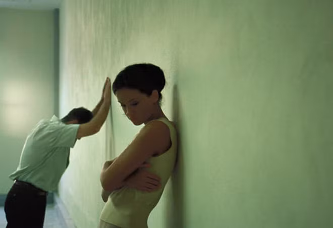 Gop tien mua dieu hoa thi bi ban gai cam sung, dua nguoi khac ve 