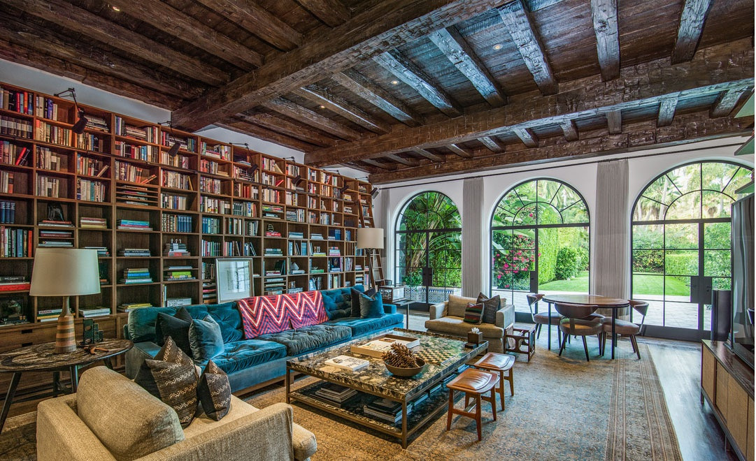 Thư viện rộng lớn, mang phong cách mộc mạc, phóng khoáng, có tầm nhìn ra không gian sân vườn xanh mát.