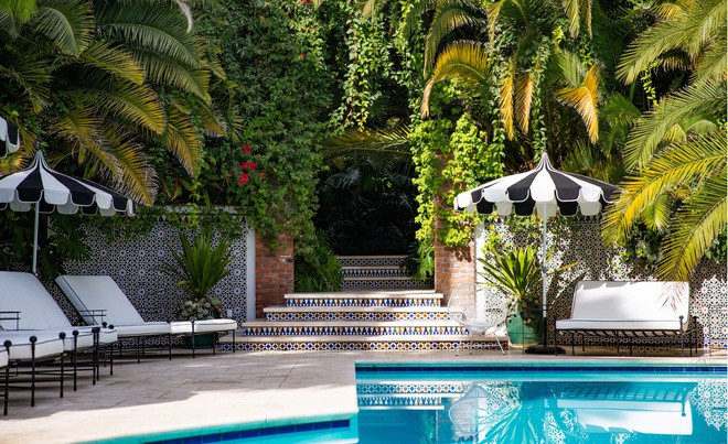 br/> Không gian thư giãn ngoài trời bao gồm hồ bơi, bồn ngâm kiểu Nhật Bản, khu vực ăn uống, và vườn cây ăn quả.