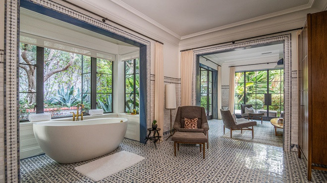 br/> Phòng tắm chính rộng rãi, gây ấn tượng với sàn nhà có họa tiết tinh xảo.