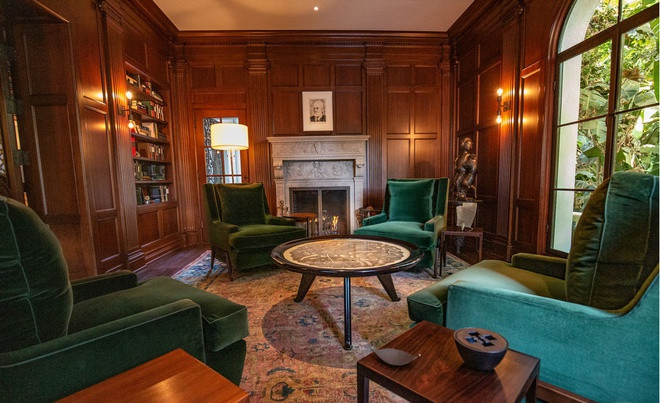 br/> Một khu vực tiếp khách trang trọng, được ốp gỗ xung quanh và được bài trí với những nội thất cầu kỳ.