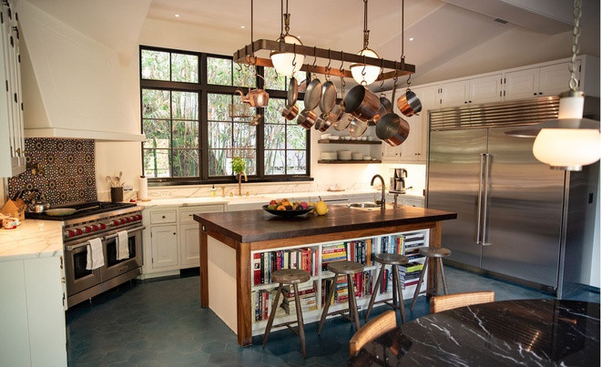 br/> Nhà bếp đơn giản với đầy đủ thiết bị nấu nướng hiện đại.