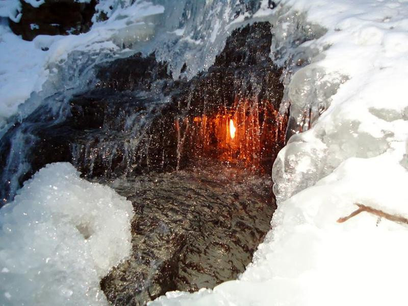 Những nghiên cứu gần đây cho thấy các loại đá nằm dưới thác nước không đủ nhiệt lượng để sản sinh phản ứng tại thành ngọn lửa. Các loại đá này chỉ có nhiệt độ ngang với một tách trà nóng. Ảnh: Historydaily.