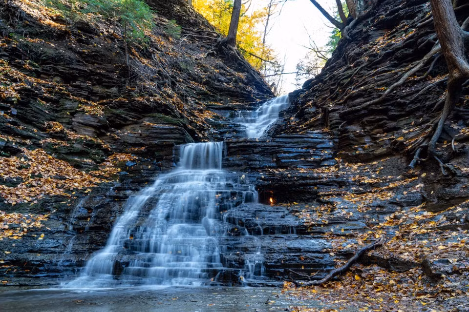 Những ngọn lửa vĩnh cửu tương tự trong tự nhiên thường xuất hiện khi khí gas tự nhiên rò rì từ lòng đất. Khí methan rò rỉ thường bị các loại vi khuẩn chuyển hóa thành CO2, tuy nhiên tại những điểm xuất hiện lửa vĩnh cửu, methan thường tích tụ thành các túi khí gas và không bị chuyển hóa, giữ được tính dễ cháy. Ảnh: DJRtravel.