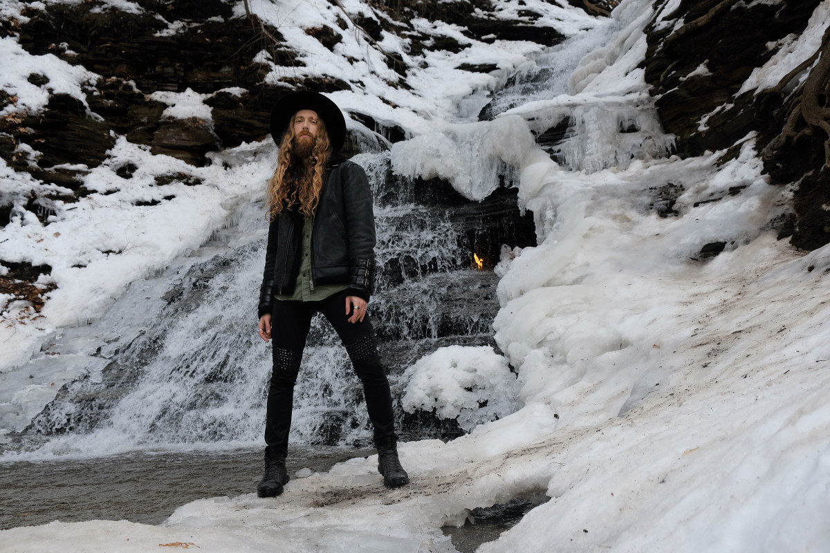 Khi tới gần thác nước, du khách có thể cảm nhận rõ mùi không mấy dễ chịu trong không khí do khí gas tự nhiên rò rỉ và phát tán. Khí methan thường được sinh ra sau quá trình phân hủy chất hữu cơ dưới áp suất cao và được đẩy lên khỏi mặt đất qua các khe nứt và những kẽ hở giữa các tầng địa chất. Ảnh: Myles.