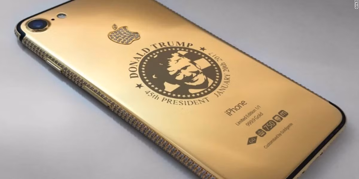 Với giá 151.000 USD, ốp lưng mang hình khuôn mặt cựu Tổng thống Mỹ Donald Trump của Goldgenie được thiết kế cho một khách hàng. Theo CNN, một phụ nữ Trung Quốc đã bước vào cửa hàng Goldgenie tại Dubai (UAE) yêu cầu chế tác món quà cao cấp, làm bằng vàng nguyên khối 24 carat và nạm kim cương. Ảnh: Fortune.