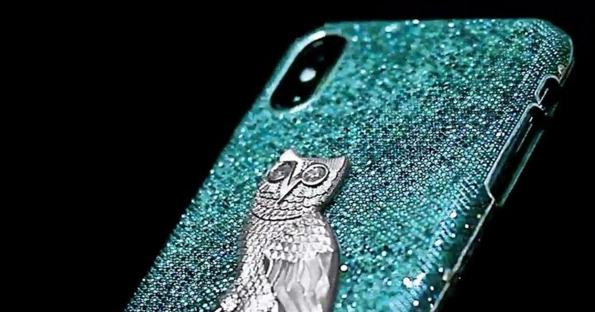 Năm 2019, rapper Drake đã đặt thợ kim hoàn Jason Arasheben chế tác ốp lưng iPhone X dành riêng cho anh. Mẫu ốp được làm từ vàng trắng 18 carat, nạm kim cương xanh. Mặt sau ốp là biểu tượng con cú của hãng thu âm OVO bằng vàng trắng, đôi mắt đính kim cương. Giá trị của chiếc ốp này khoảng 400.000 USD. Ảnh: Jason of Beverly Hills.