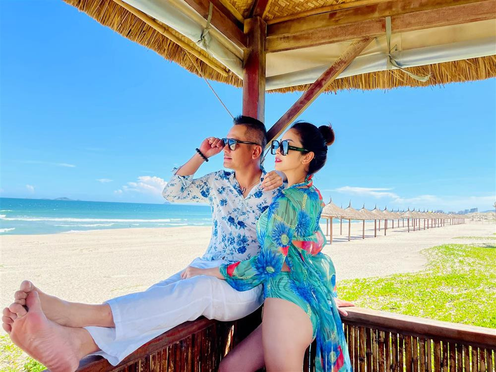 Chong hoa hau Jennifer Pham gay ngo ngang voi dau khong toc-Hinh-2