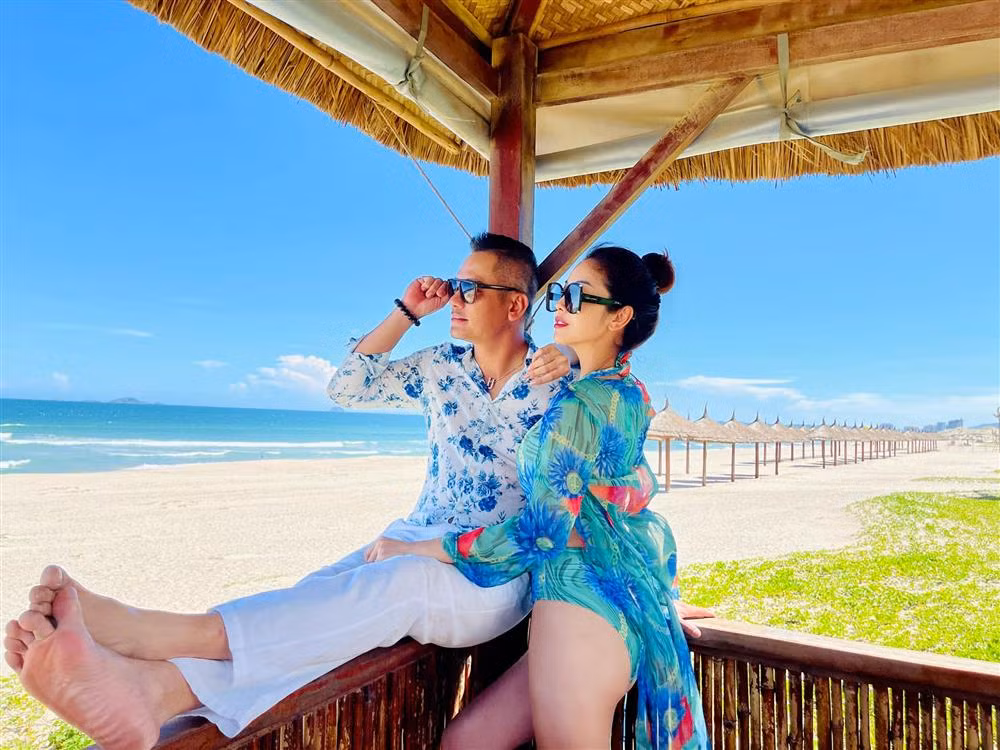 Chong hoa hau Jennifer Pham gay ngo ngang voi dau khong toc-Hinh-2