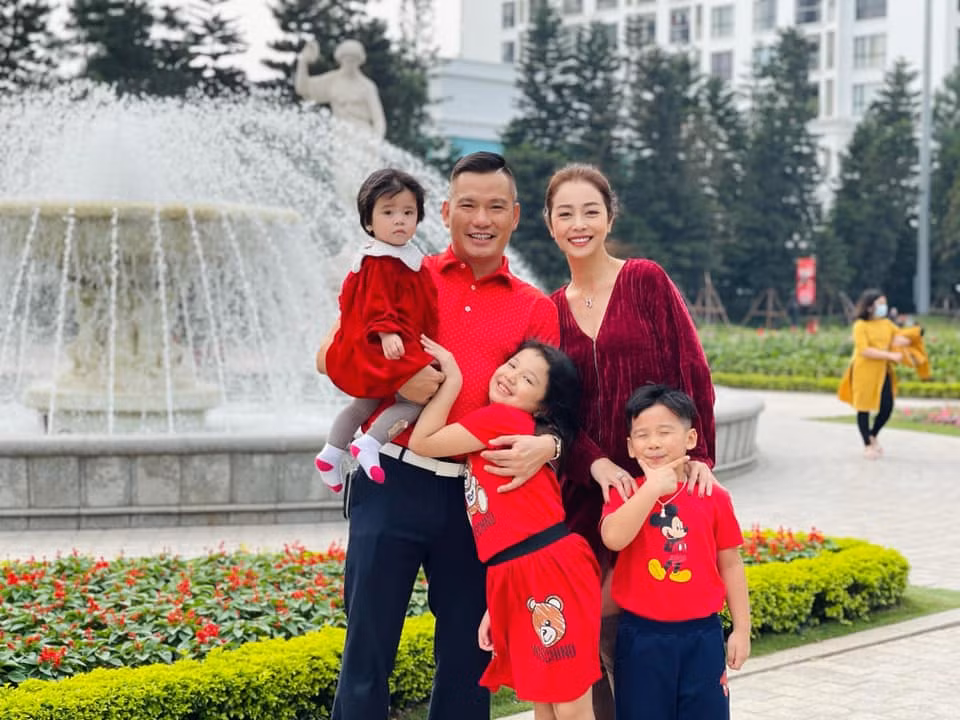 Chong hoa hau Jennifer Pham gay ngo ngang voi dau khong toc-Hinh-5