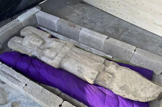 Bi mat nguoi phu nu duoc khac tren tuong co 500 tuoi