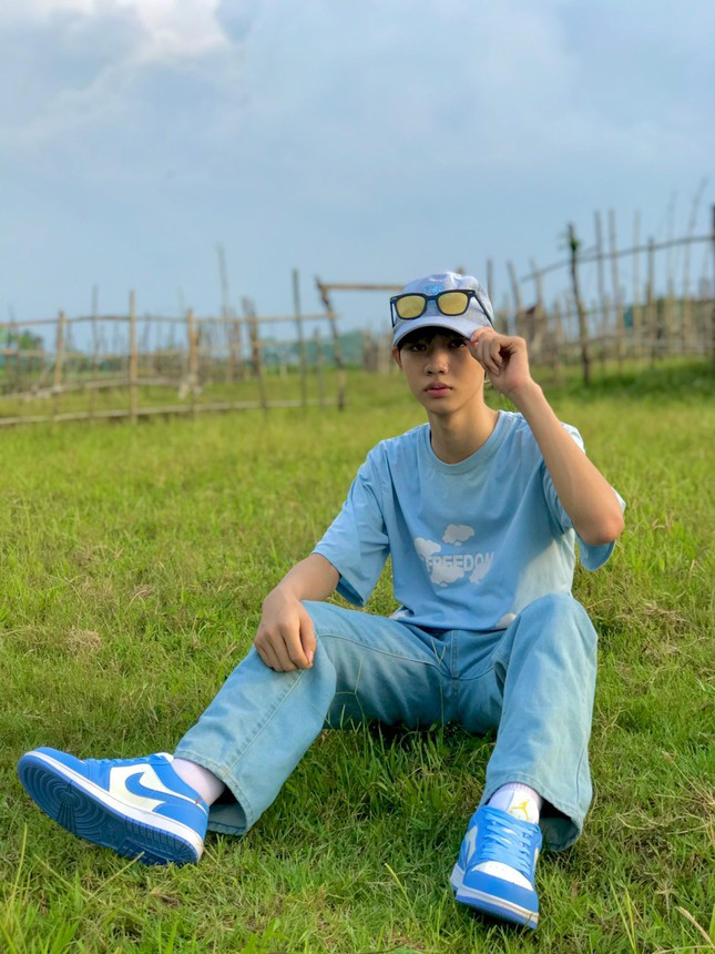 Bật mí một chút về mẫu bạn gái lý tưởng, Duy Long chia sẻ: “Mình thích bạn gái đáng yêu một chút, thấp hơn mình, tính cách trưởng thành. Và điều quan trọng là hai người luôn yêu thương, biết lắng nghe và hiểu nhau”.