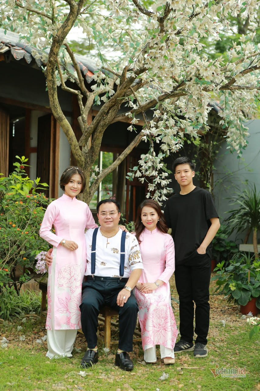 NSND Quốc Trượng hạnh phúc bên vợ kém 13 tuổi và hai con ảnh 4