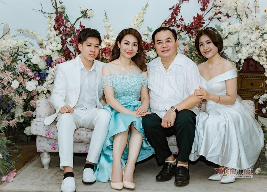 NSND Quốc Trượng hạnh phúc bên vợ kém 13 tuổi và hai con ảnh 1