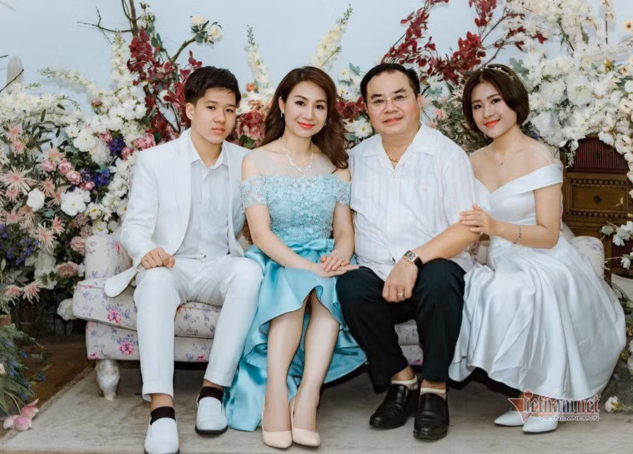 NSND Quốc Trượng hạnh phúc bên vợ kém 13 tuổi và hai con ảnh 1