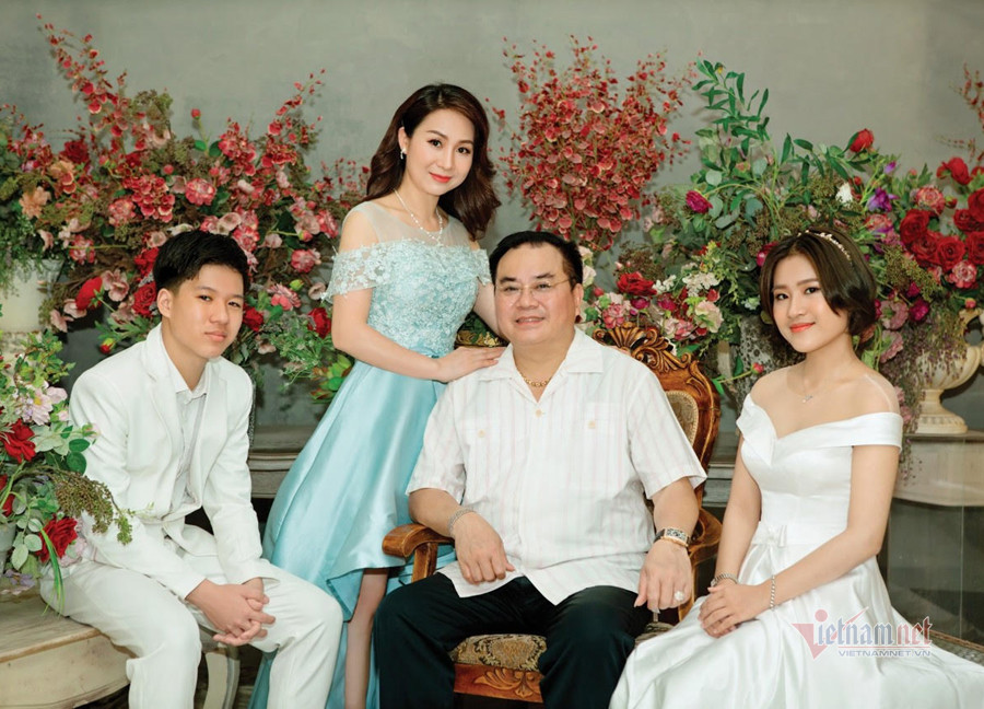 NSND Quốc Trượng hạnh phúc bên vợ kém 13 tuổi và hai con ảnh 2
