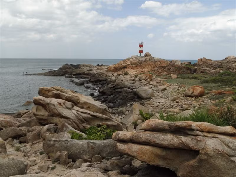 br/> Tầm hiệu lực (tọa độ địa lý) ban đêm đèn chiếu sáng đến 17 hải lý (1 hải lý khoảng 1,85km), tâm sáng 22,5m. Ảnh: CountryBox.