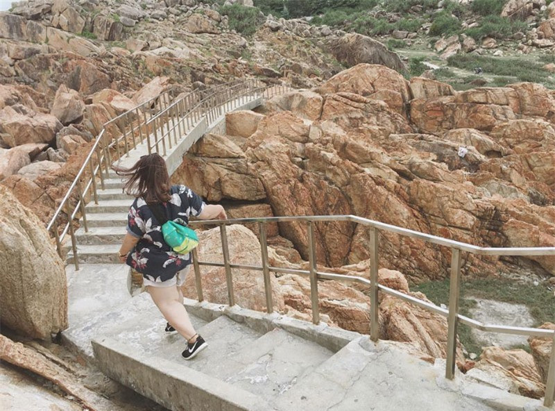 Dưới chân ngọn hải đăng có không gian rộng rãi để cắm trại, đặc biệt, do có nhiều gành đá nên nơi đây là địa điểm câu cá lý tưởng. Ảnh: Nuunits. 