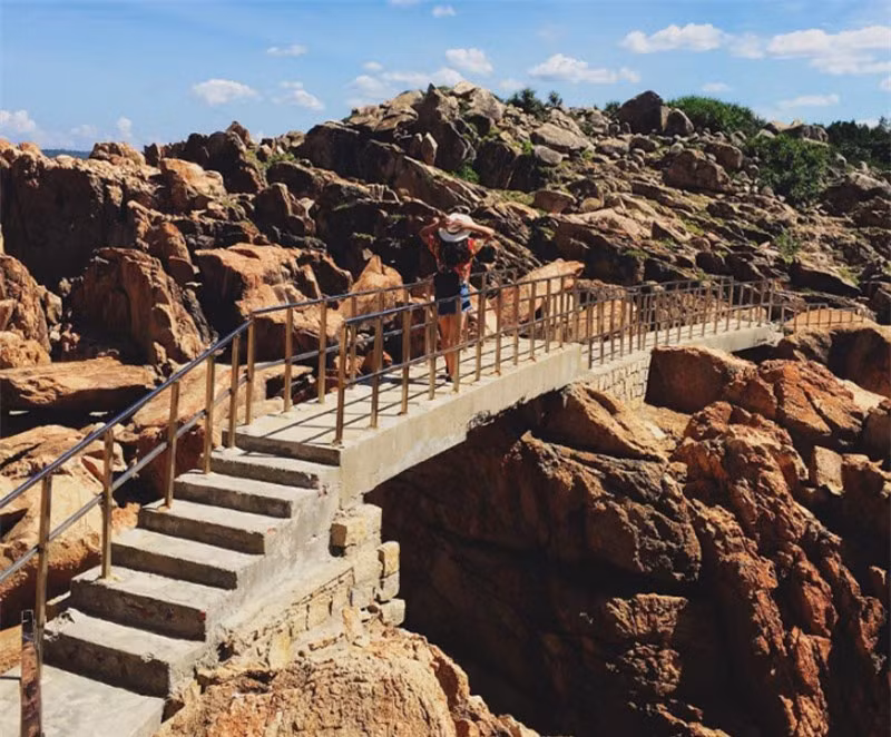 Đứng tại Gành Đèn, bạn có thể thu vào tầm mắt cả vùng biển Phú Yên nép mình dưới hàng dương xanh thẩm, gành Đá Đĩa kỳ vỹ. Ảnh: Qiuheng_.