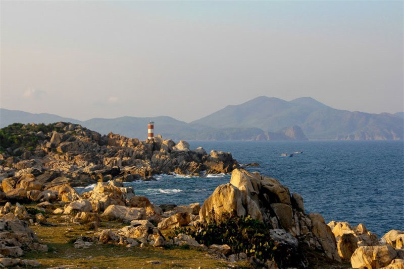 Từ ngã ba rẽ tới gành Đá Đĩa, du khách men theo con đường nhỏ gần một km dẫn vào gành Đèn. Ảnh. Bố Susu.