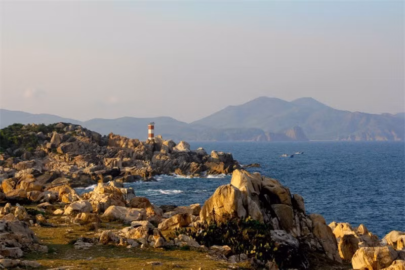 Từ ngã ba rẽ tới gành Đá Đĩa, du khách men theo con đường nhỏ gần một km dẫn vào gành Đèn. Ảnh. Bố Susu.