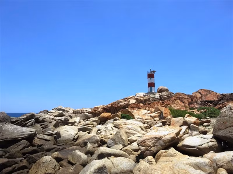 Không ai biết chắc tên hải đăng gành Đèn xuất phát từ đâu. Có lẽ đơn giản chỉ vì cây đèn của ngọn hải đăng rọi chiếu cho ngư dân, nên mọi người gọi dân dã là hải đăng gành Đèn. Ảnh: Phạm Đình Quang.