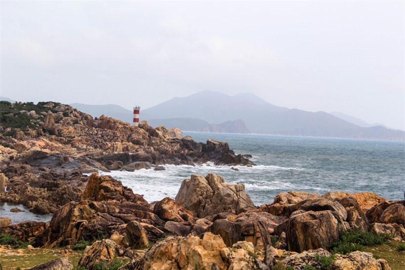 br/> Ngọn hải đăng gành Đèn tuy không nằm quá xa nhưng nó lại nằm trên một dãy núi đá rẽ ra biển, cách xa khu dân cư, ít người tới nên cảnh trí gần như nguyên sơ. Ảnh: Raineontheroad.