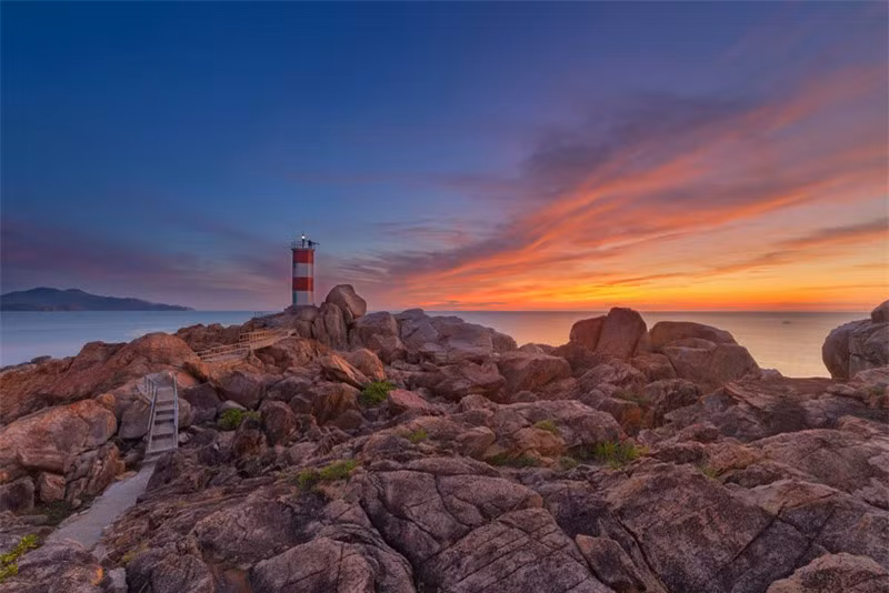 Hải đăng gành Đèn nằm cách thành phố Tuy Hòa, Phú Yên hơn 30 km về phía Bắc. Ảnh: Jackie Tran Anh.