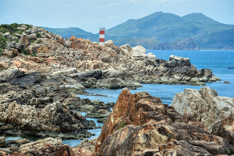 Hải đăng gành Đèn thuộc loại đèn báo cửa, giúp tàu thuyền hoạt động trong vùng biển Phú Yên, định hướng ra vào vịnh Xuân Đài và vụng Chào (thuộc Phú Yên). Ảnh: Reds.