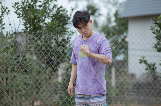 Vlog trieu view Nguyen Minh Truong vuon len tra no cho gia dinh-Hinh-2