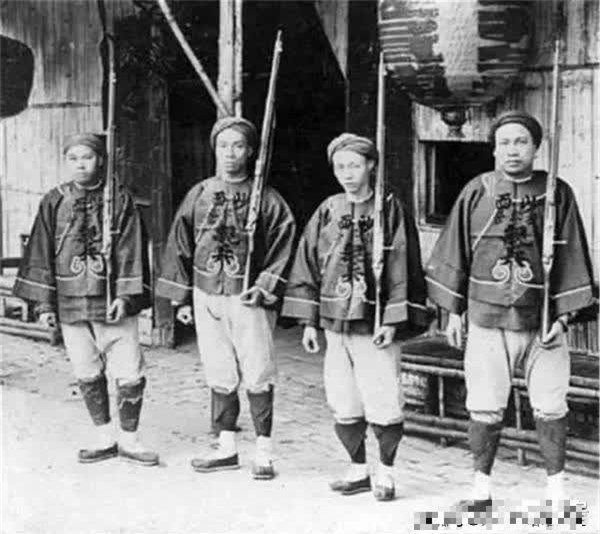 Sau khi sụp đổ, tại sao Thanh triều vẫn còn đạo quân 5 vạn người? - Hình 4 Sau khi sup do, tai sao Thanh trieu van con dao quan 5 van nguoi?-Hinh-4